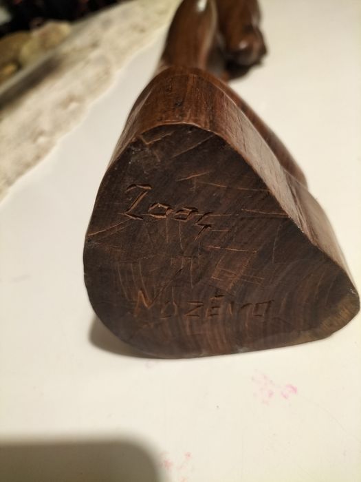 Estátua em madeira, assinada