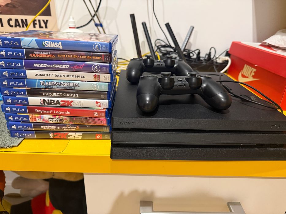 PS4 pro w stanie bardzo dobrym- cały zestaw