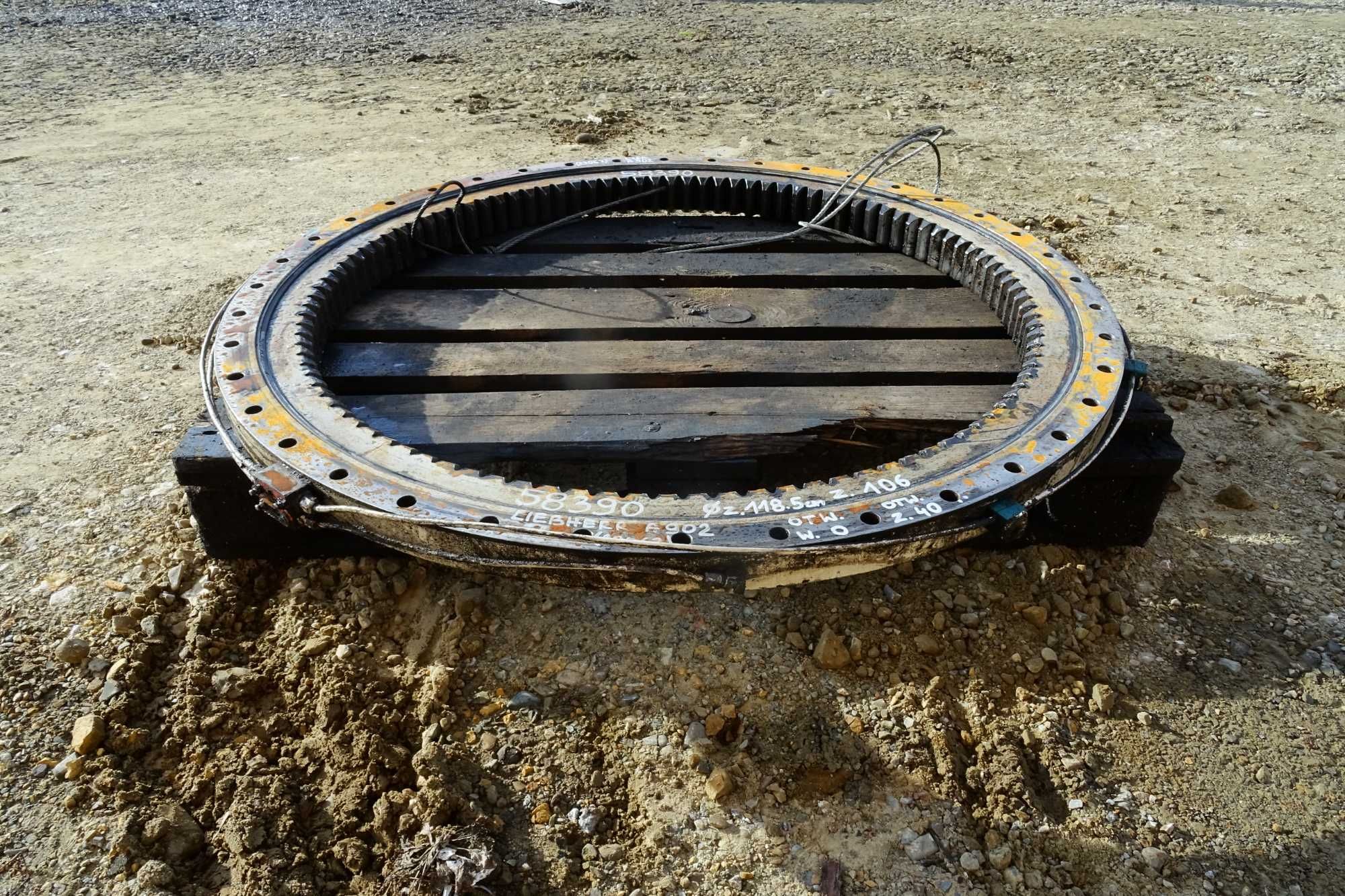 Wieniec obrotu Liebherr A902. Sleving ring. Łożysko obrotu