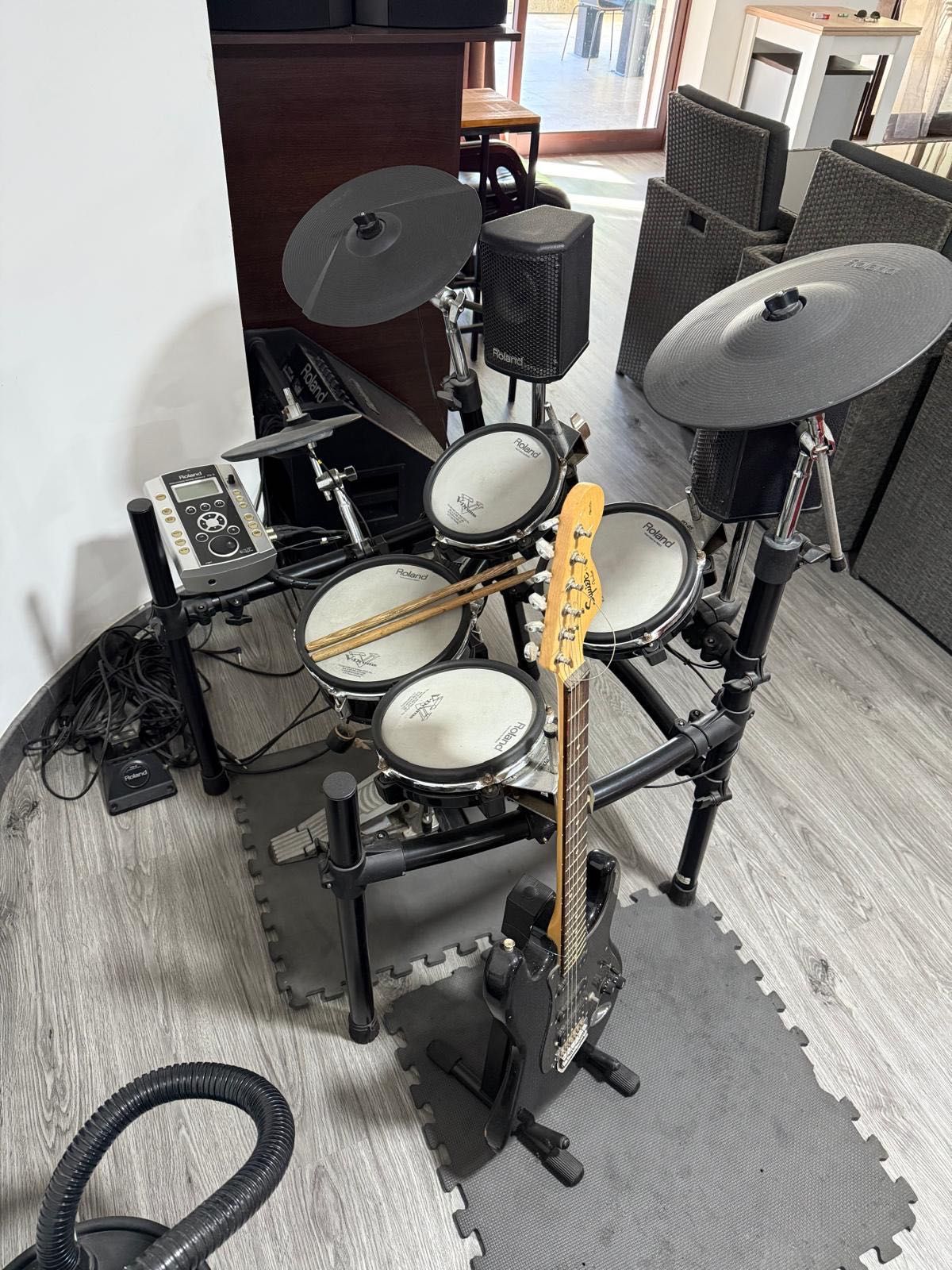 Bateria Eletrónica Roland V-Drums + Amplificador PM-30 – Top de Gama!