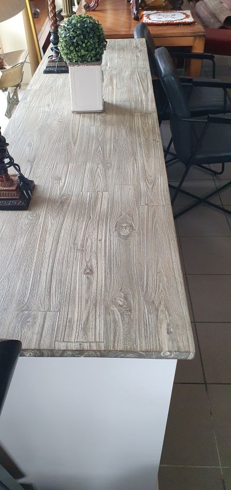 Komplet białych mebli - komoda, stolik kawowy, stół