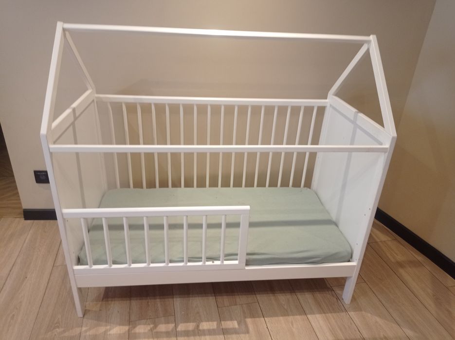 Łóżeczko domek 2w1 z funkcją wejścia dla malucha