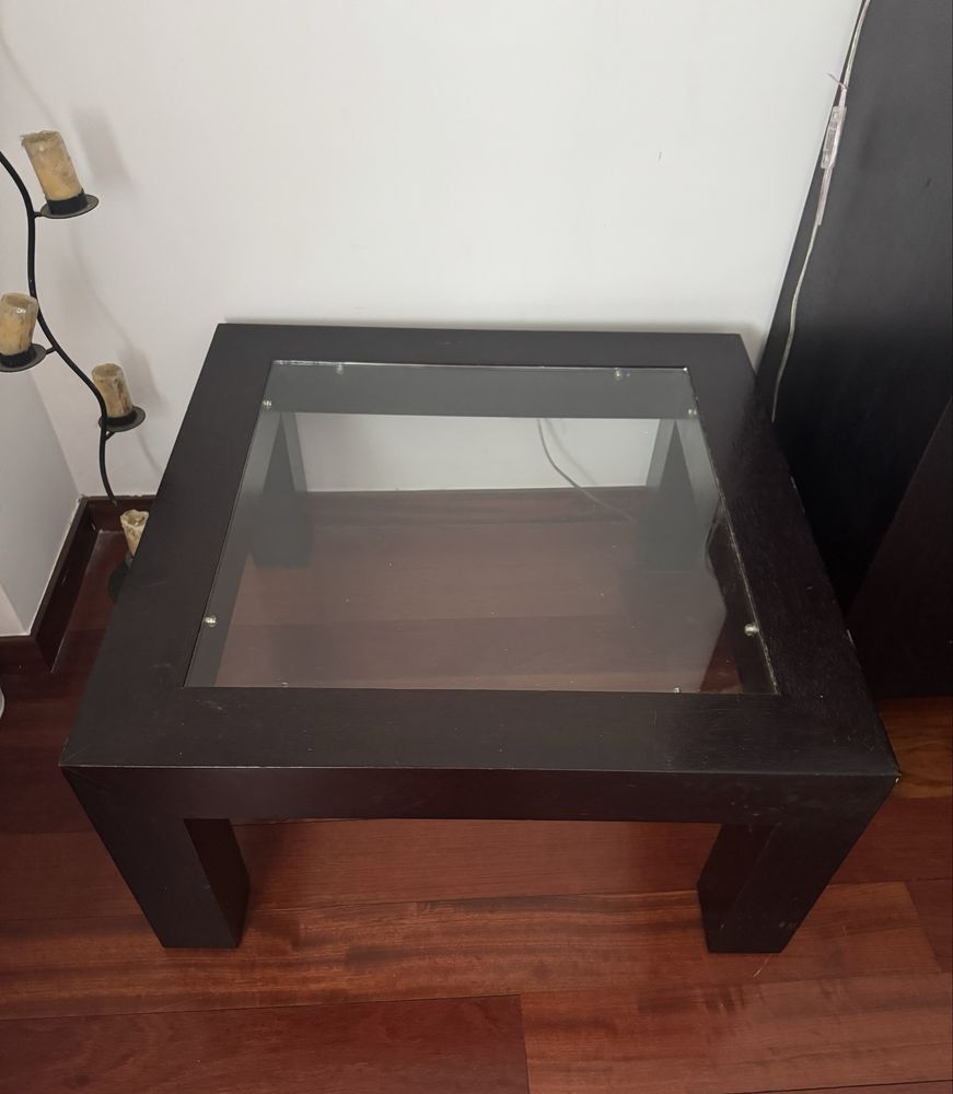 Mesa preta de madeira