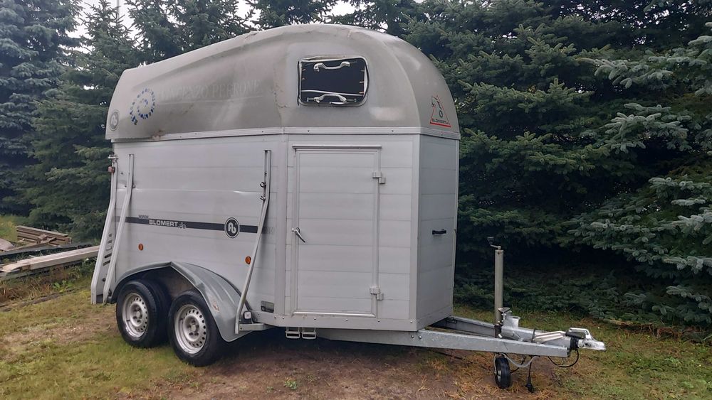 Przyczepa do 2 koni firmy Blomert