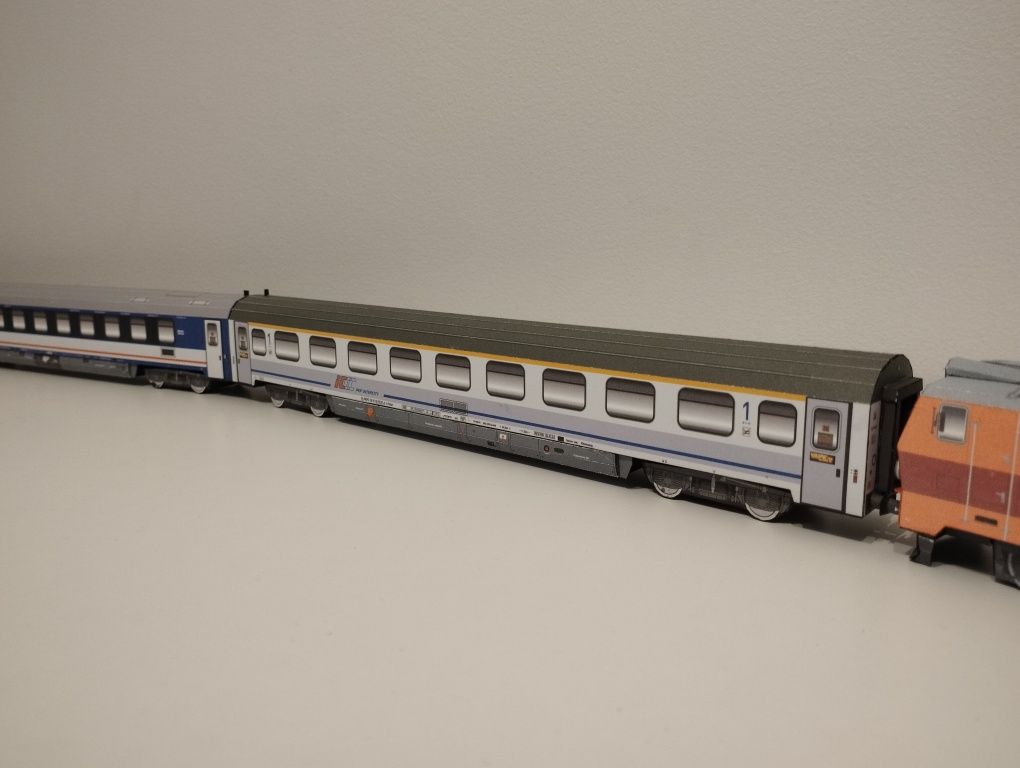 Model kartonowy zabawka pociąg expresowy EP09 IC PKP Intercity elektry