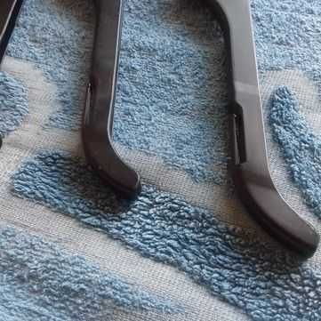 Отдам в Дар 5 крепких чёрных вешалок для одежды, юбок и брюк.