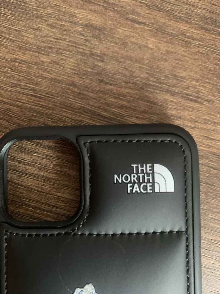 Etui iPhone 12 czarne z obrazkiem gór