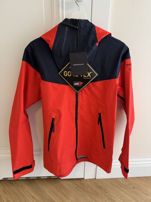 Zimowa damska kurtka z gore-tex firmy Peak Performance