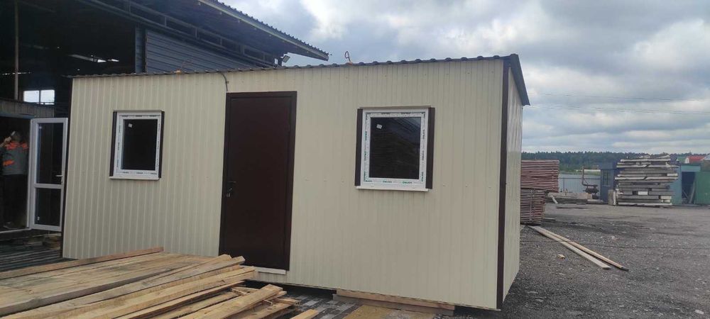 Побутівка на дерев’яній основі з перегородкою і вікнами