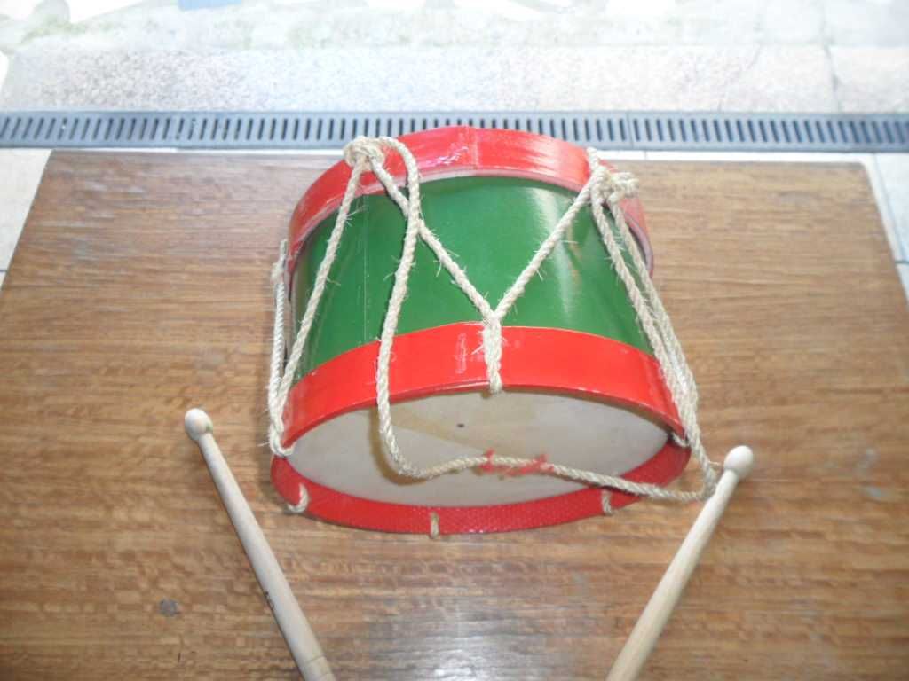 Tambor Tradicional com Baquetas