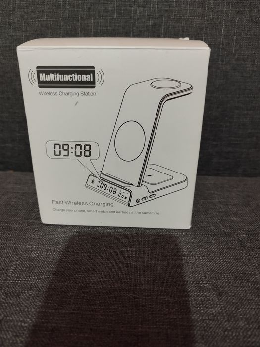 Stacja ładująca 3w1, Apple Watch i iPhone z zegarem