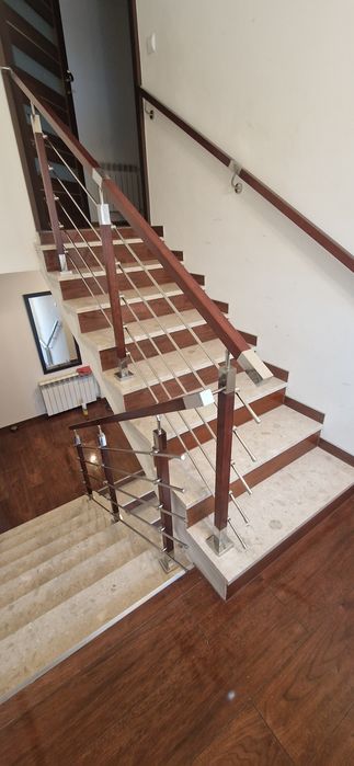 Balustrady malowane proszkowo i ze stali nierdzewnej