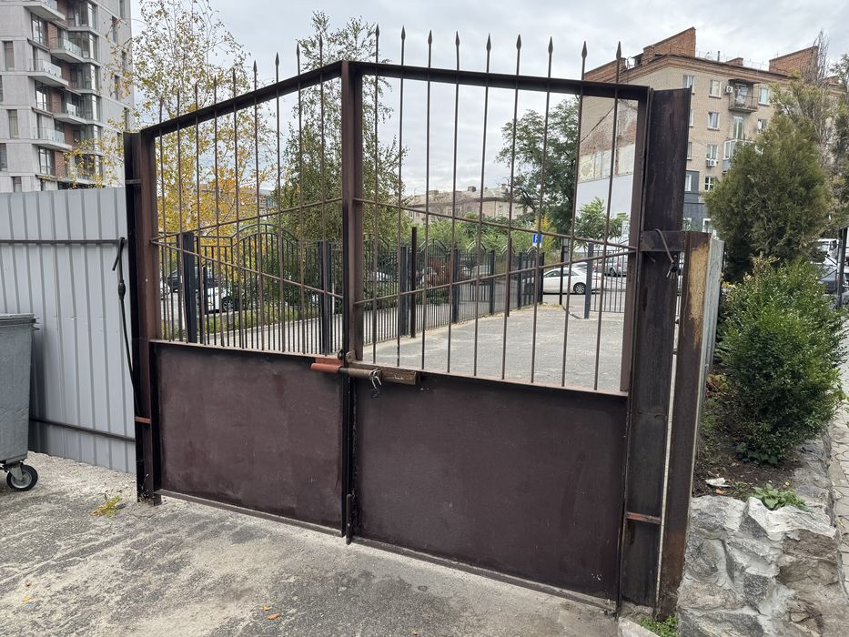 Ворота залізні шириною 3 метра