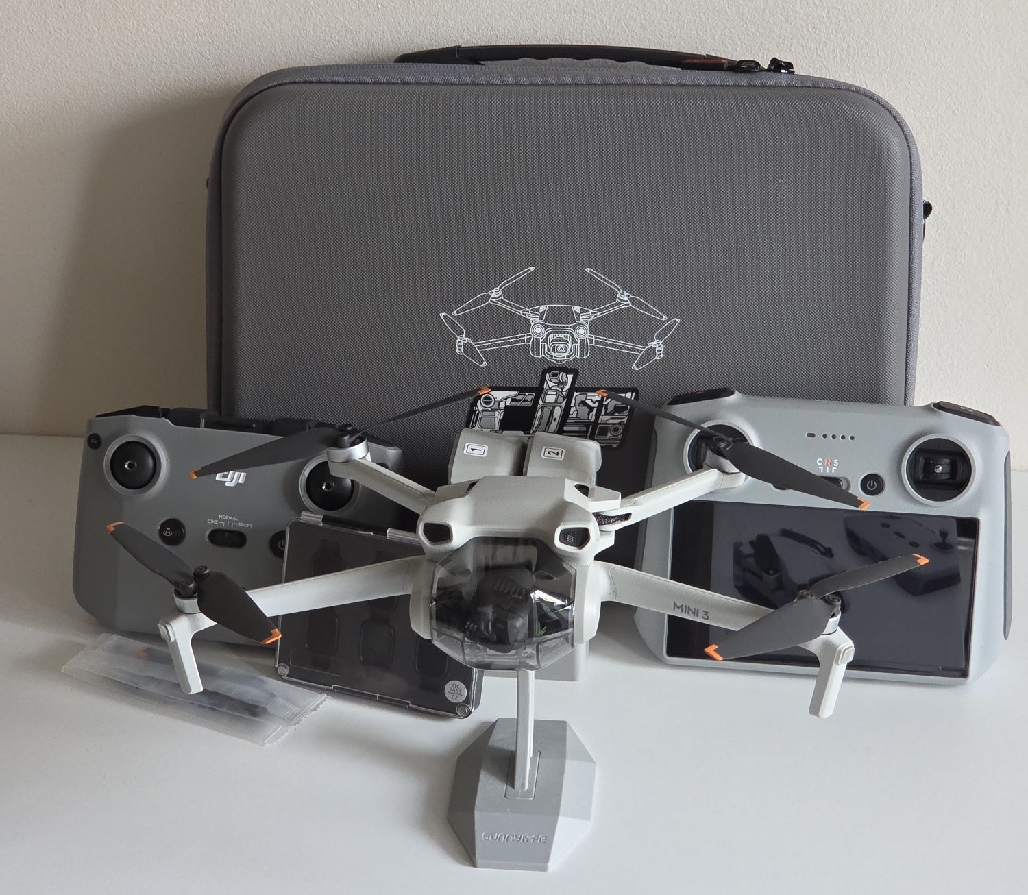 DJI Mini 3 z bogatym zestawem akcesoriów – stan idealny!