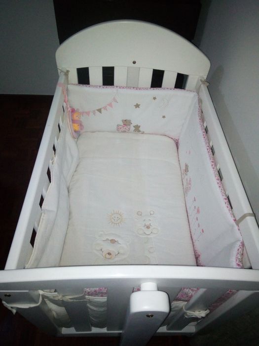 Berço para Bebê de Madeira Lacada