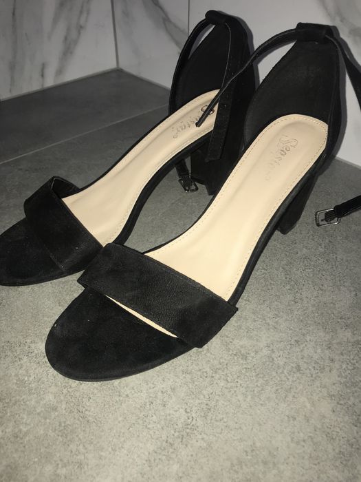 sandałki na słupku zamszowe