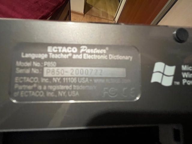 Translator ECTACO Partner EP850 z zasilaczem, bez baterii.