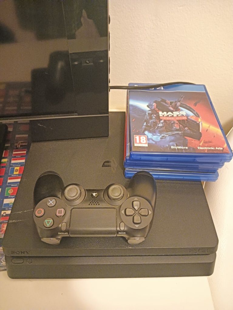 PS4 Slim 500Gb com comando e 4 jogos.