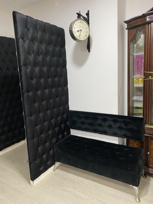 Espelhos almofadados e banco