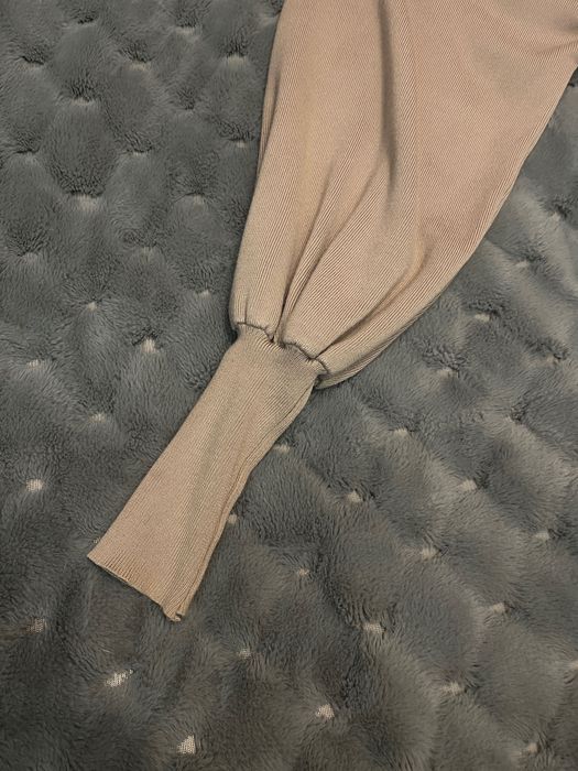 Плаття Вʼязане в рубчик. Виділяє талію