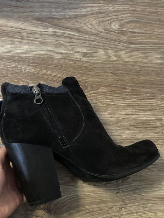 Zamszowe botki na wysokim obcasie tommy hilfiger