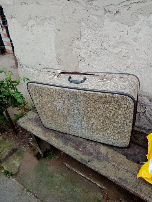 продам  чемодани