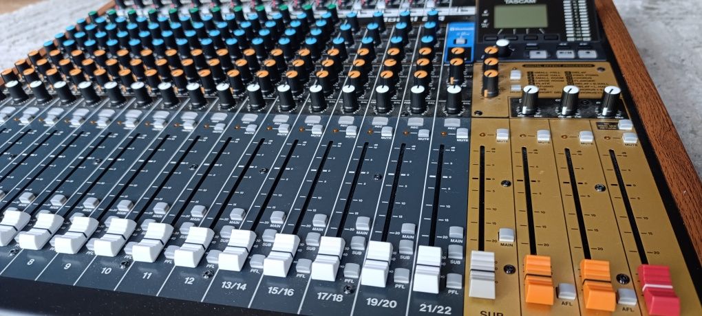 Tascam Model 24 - mesa mistura/recorder/interface