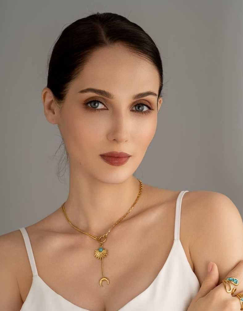 Colar Dourado em Aço Inoxidável com Pedra Turquesa e Lua – Estilo Boho