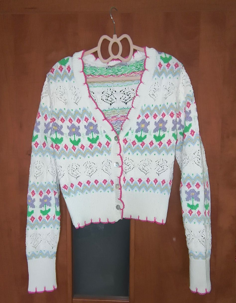 Sweter kardigan w kwiatki Zara we wzory
