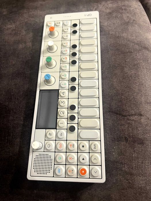 Teenage Engineering OP-1 synth zestaw