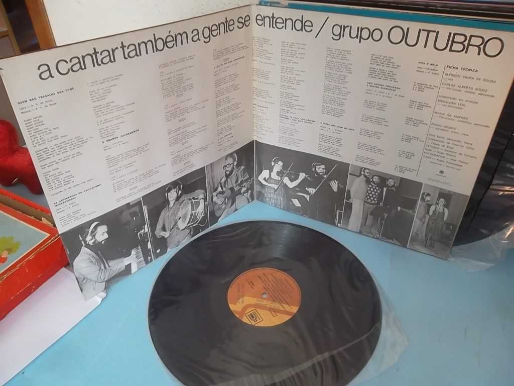 LP - Grupo Outubro – A Cantar Também A Gente Se Entende (1976)