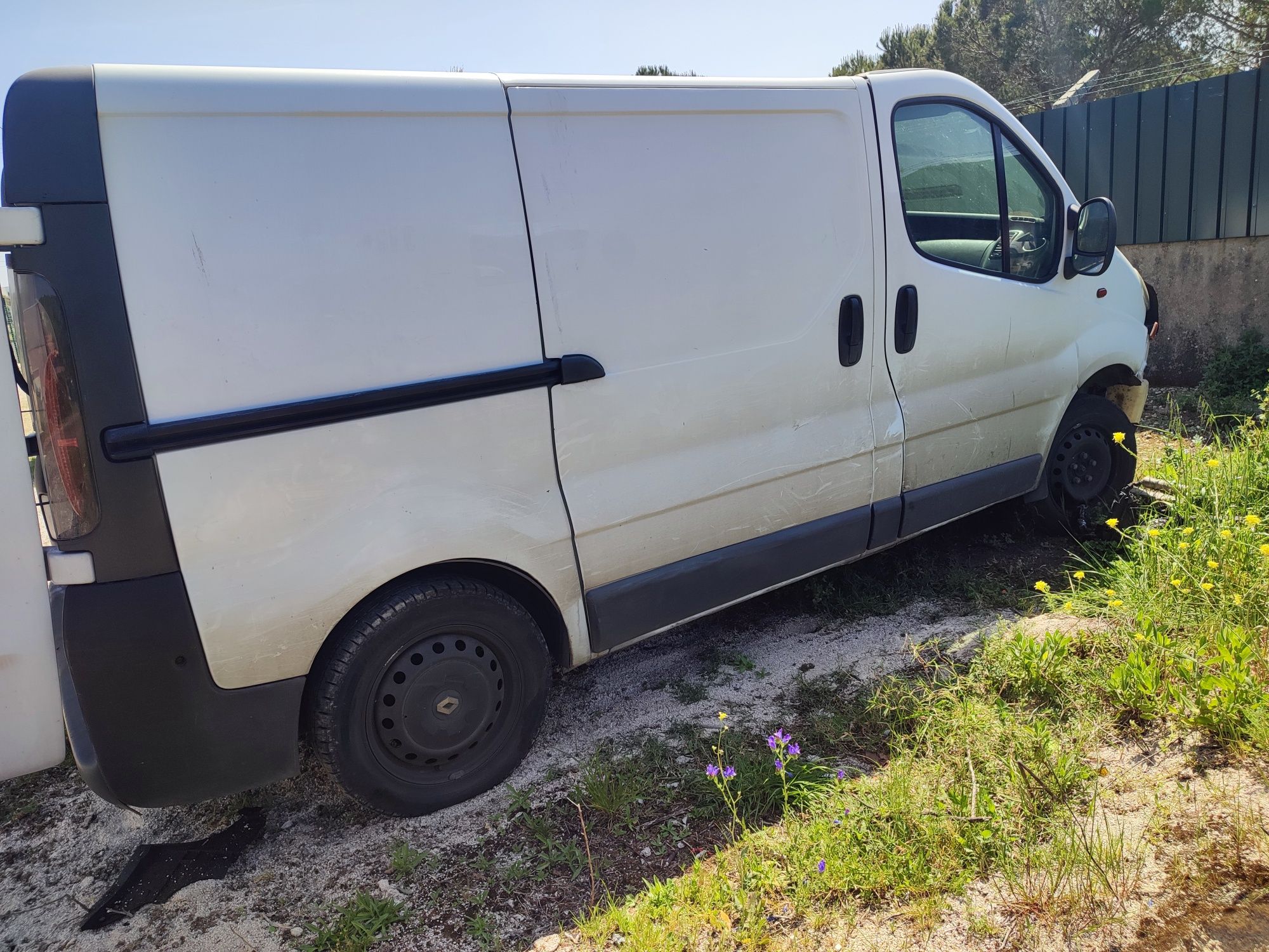 Renault Trafic 1.9 DCI acidentada