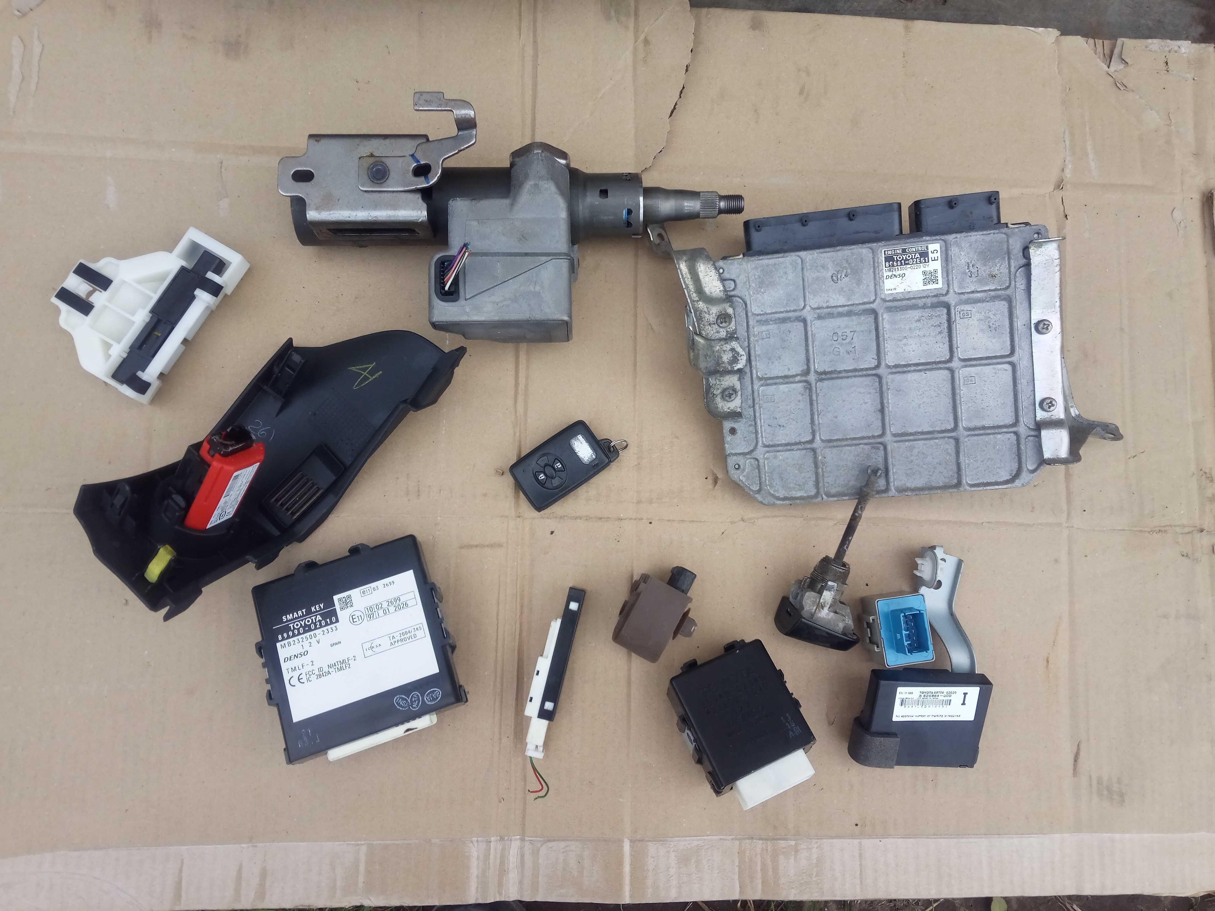 TOYOTA AURIS I 06-09 zestaw startowy komputer smart key 1,6 dual 124km