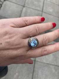 Srebrny pierścionek z błękitnym kamieniem