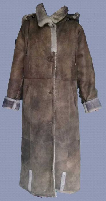 Kożuch damski z naturalnej owczej skóry w kolorze beżowym z domieszką.