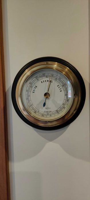 Artigo náutico. Barómetro de navio com moldura em madeira maciça