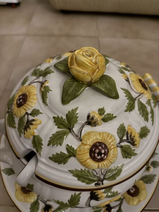 Terrina de sopa com prato e colher