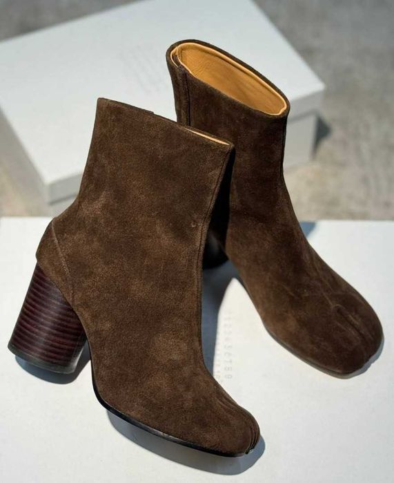 Коричневые замшевые ботильоны Maison Margiela Tabi коричневі замшеві