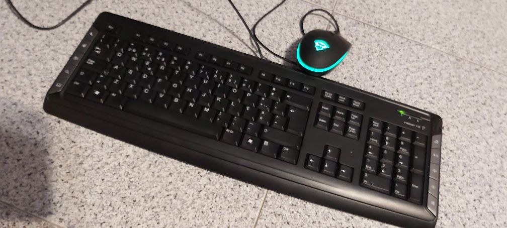 Teclado para computador, com rato.