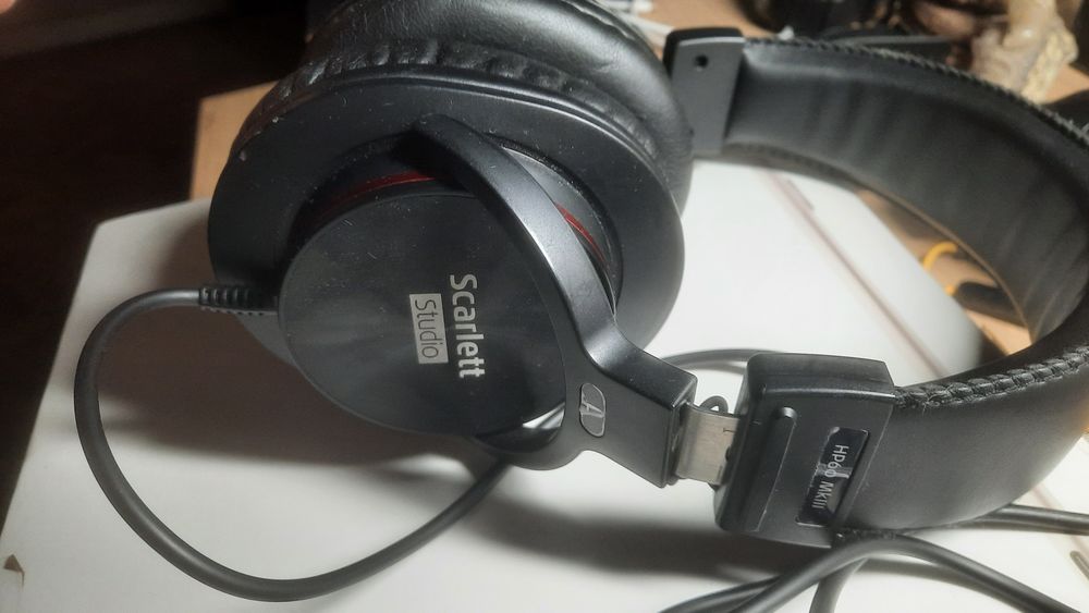 Auscultadores Scarlett HP60 MkII com fios. 
São auscultadores circum-a