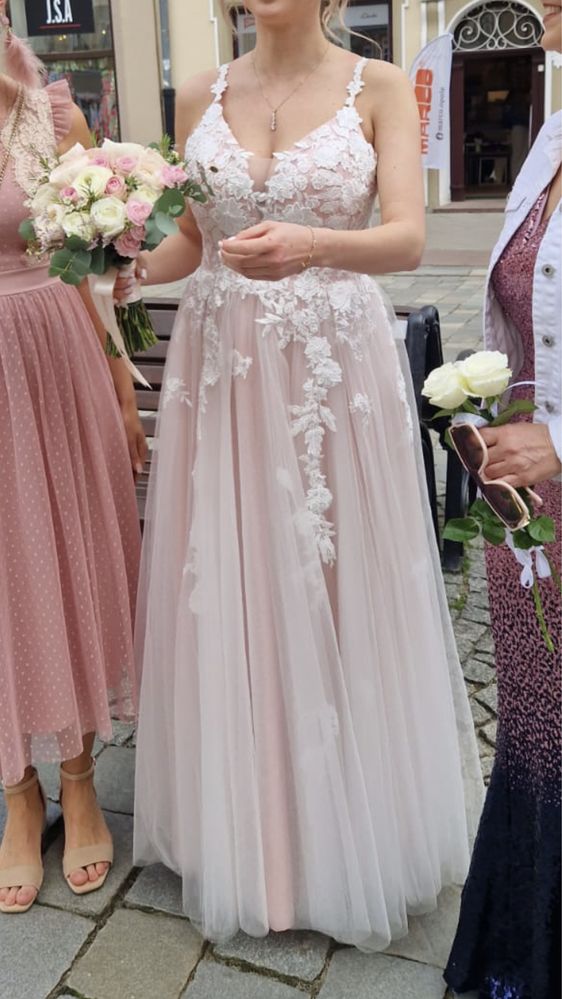 Piekna suknia ślubna boho pudrowy róż