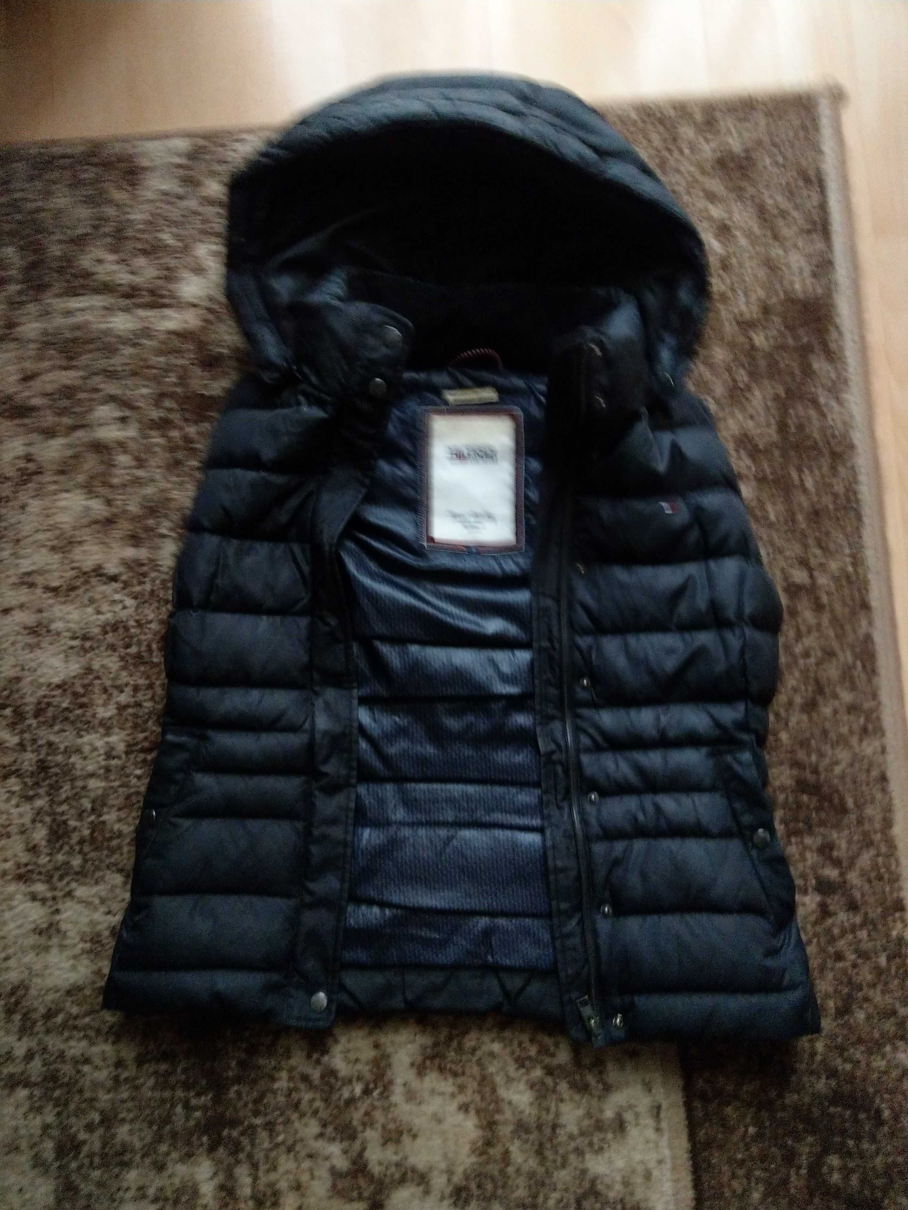 kamizelka puchowa damska z kapturem Tommy Hilfiger haft logo