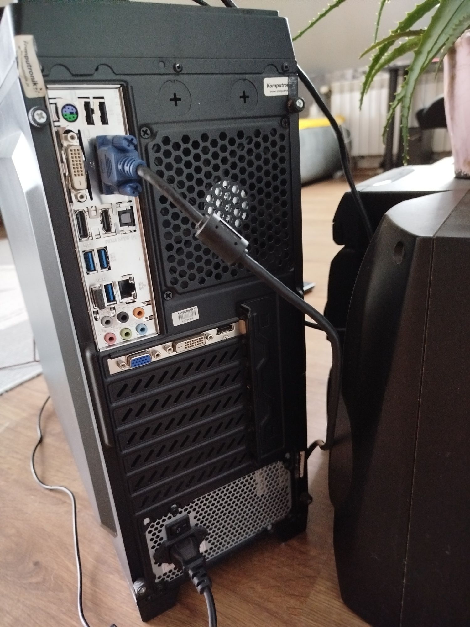 Komputer stacjonarny do gier  oraz monitor
