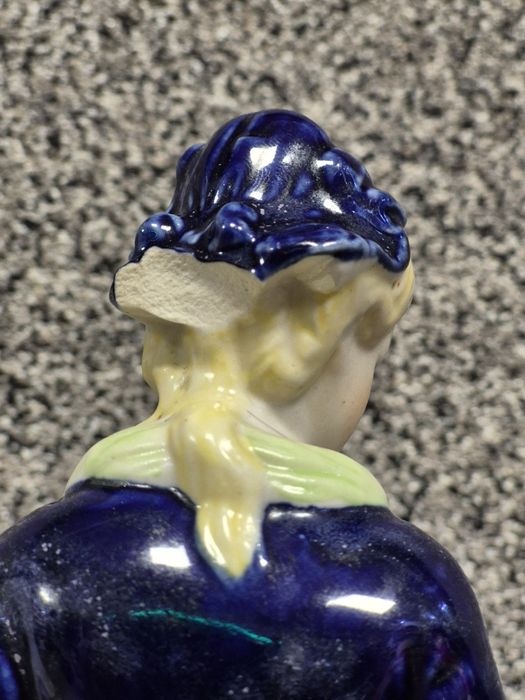 Porcelanowa figurka Dikolenko kobieta z dzbanem