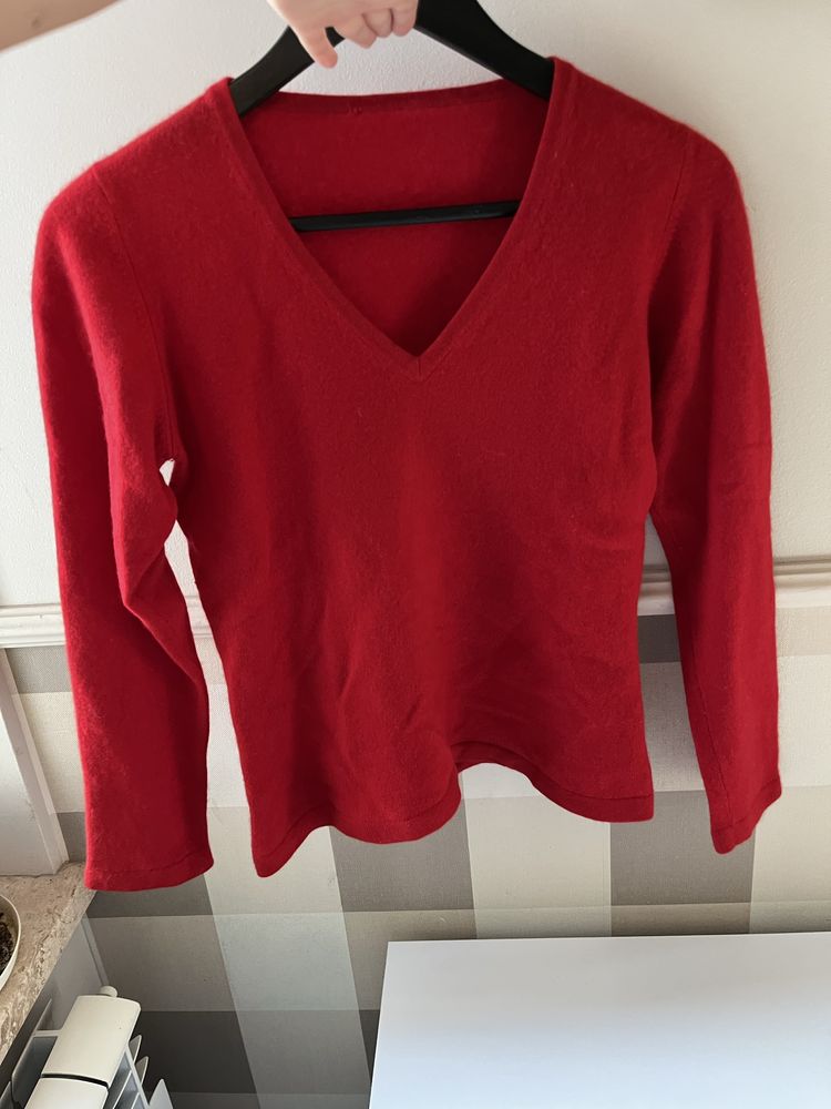 Kaszmirowy czerwony sweter z dekoltem w serek 100% cashmere