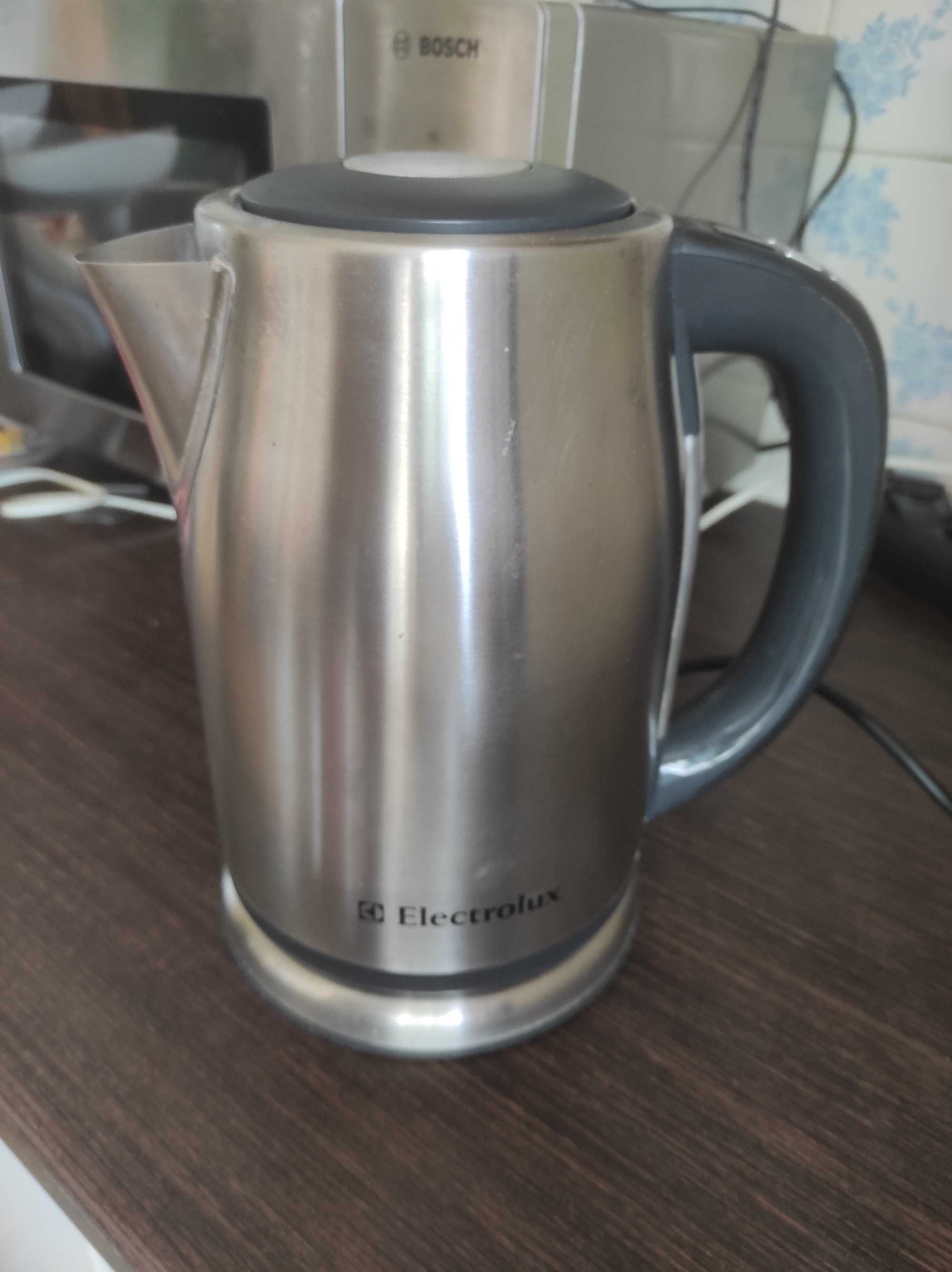 Електрочайник Electrolux EEWA7500 2400Вт цифровий дисплей