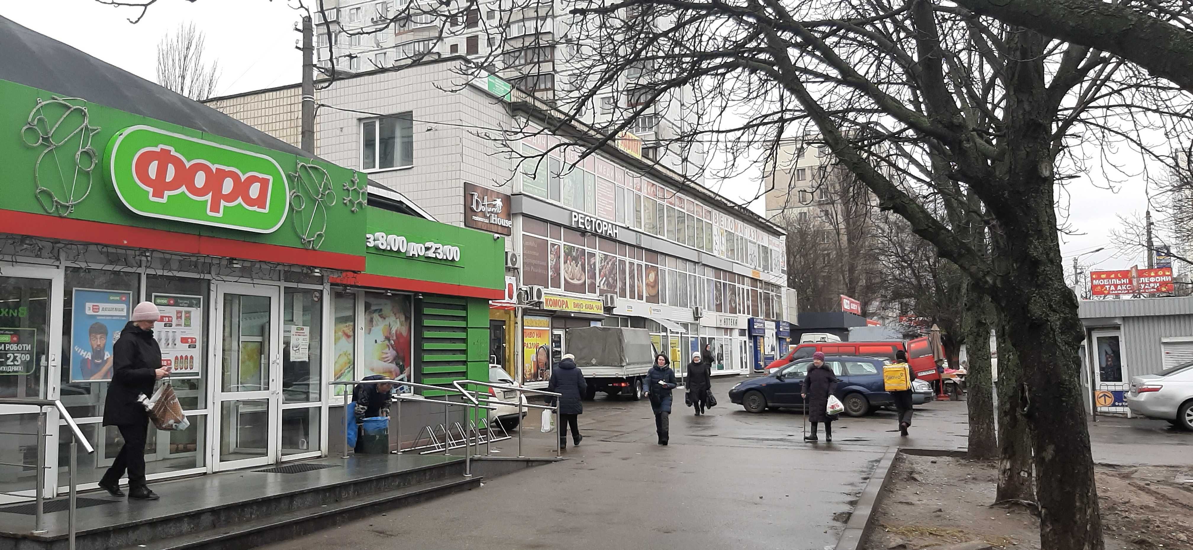 Приміщення з фасадним входом навпроти ринку, висока прохідність!