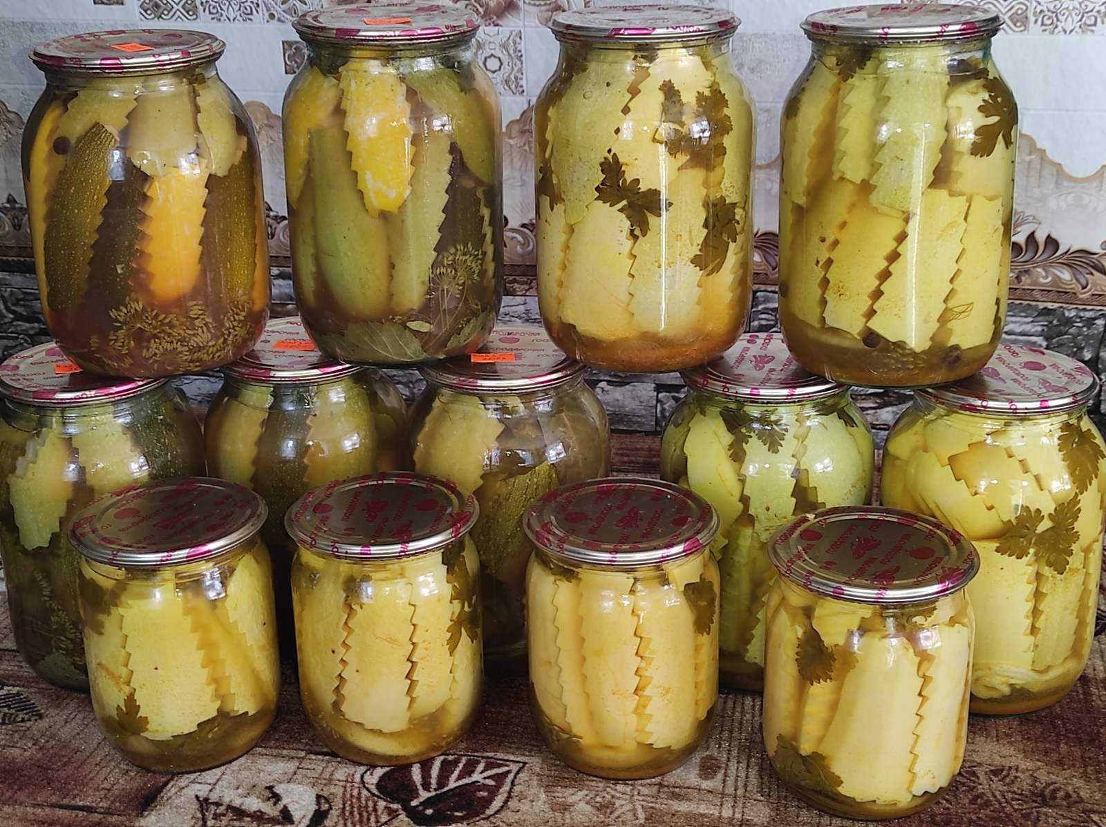 Консервовані кабачки, салат, аджика