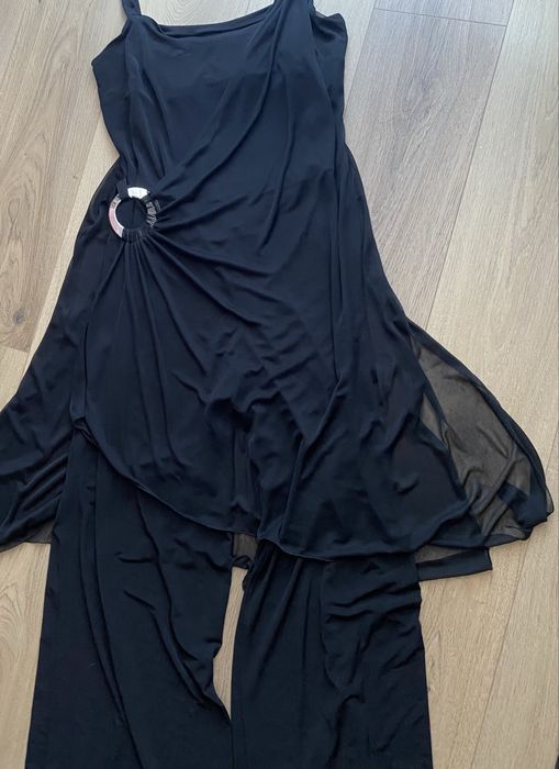 Elegancki czarny kombinezon na ramiączka z ozdobną klamrą