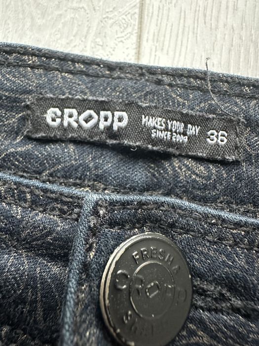 Spodnie czarne jeansy ze złotym zdobieniem